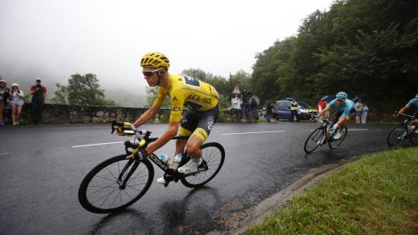 SLIPPER Å JAKTE FROOME? Jakob Fuglsang (i lyseblått) tviler på at Chris Froome ankommer starten av årets Tour de France. Dette bildet er hentet fra en etappe mellom Pau og Peyragudes i Pyreneene. FOTO: (AP Photo/Peter Dejong)