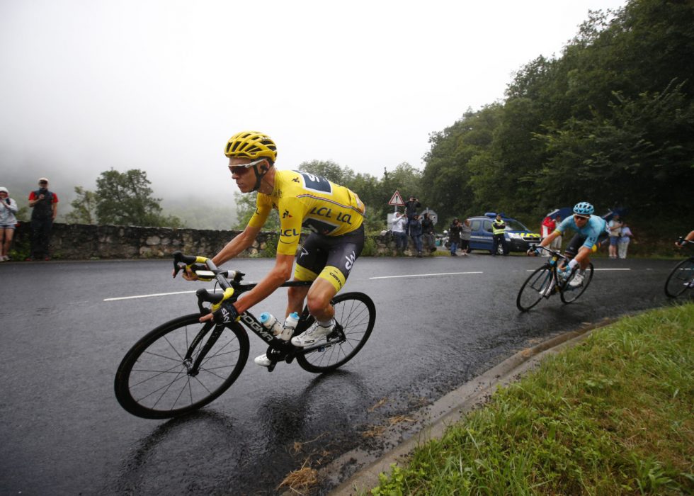 SLIPPER Å JAKTE FROOME? Jakob Fuglsang (i lyseblått) tviler på at Chris Froome ankommer starten av årets Tour de France. Dette bildet er hentet fra en etappe mellom Pau og Peyragudes i Pyreneene. FOTO: (AP Photo/Peter Dejong)
