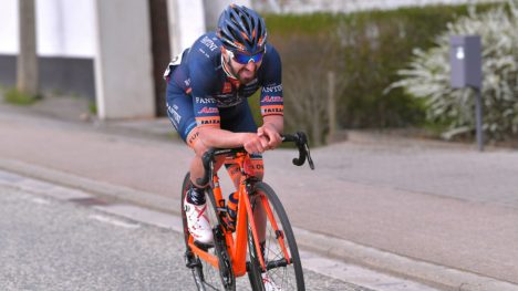 LURTE ALLE: Eduard Grosu (Nippo-Vini Fantini) åpnet spurten tidlig og holdt unna. FOTO: Tim de Waele (TDWSport.com)