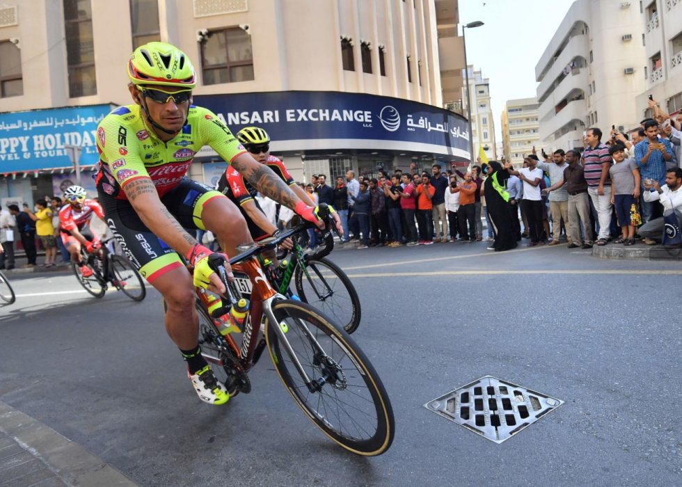 HJEM FRA GIROEN: Filippo Pozzato reiste hjem fra Giro d'Italia på grunn av sykdom i nær familie. Her er Wilier Triestina-rytteren i aksjon under Dubai Tour. FOTO:. AFP PHOTO / GIUSEPPE CACACE