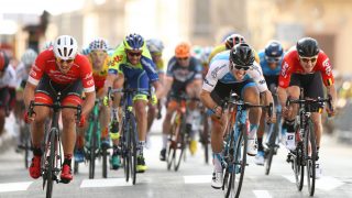 - HELE HORTEN BAK SEG: Sondre Holst Enger er mannen lokalbefolkningen håper skal vinne massepurten i Vestfold på 16. mai. Hovedpersonen selv er usikker på i hvor hjemmefordelen er en i kjapp og lite teknisk avslutning: - Men jeg vil ha flesteparten av tilskuerne i ryggen