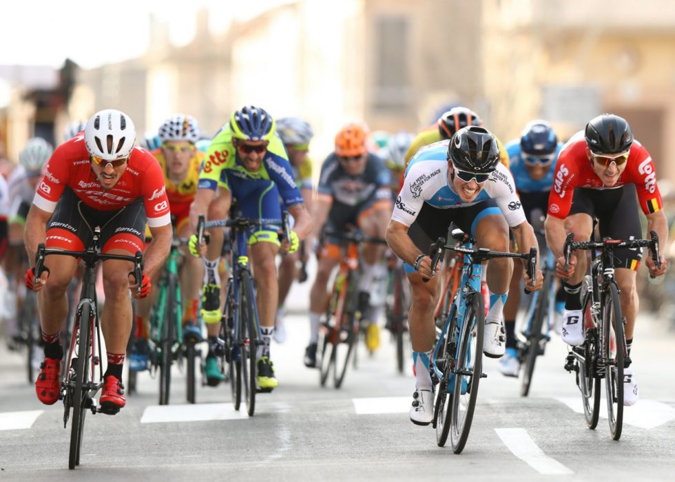 - HELE HORTEN BAK SEG: Sondre Holst Enger er mannen lokalbefolkningen håper skal vinne massepurten i Vestfold på 16. mai. Hovedpersonen selv er usikker på i hvor hjemmefordelen er en i kjapp og lite teknisk avslutning: - Men jeg vil ha flesteparten av tilskuerne i ryggen