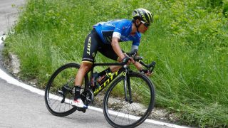 KJØRT AV: Johan Esteban Chaves fikk en verst tenkelig start på den 10. etappen av Giro d'Italia. FOTO: AFP PHOTO / Luk Benies