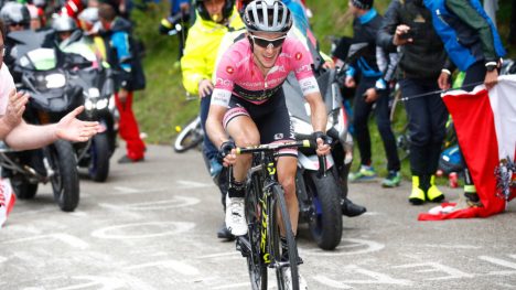 SEILER I FRA: Simon Yates (Mitchelton-Scott) med sin tredje etappeseier i Giro d'Italia i år. FOTO: Tim de Waele/Getty Images