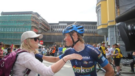 BLE GRATULERT: Carl Fredrik Hagen viste seg fram på nytt under en svært underholdene avslutning av Tour of Norway. Foto: Geir Olsen / NTB scanpix