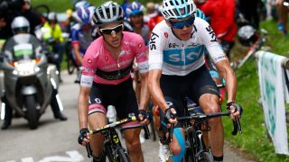 VENTER FREMDELES: Chris Froome proklamerer at ingen har sterkere interesse for at Salbutamol-saken mot ham skal avgjøres enn ham. Her kjemper han mot Simon Yates opp Monte Zoncolan