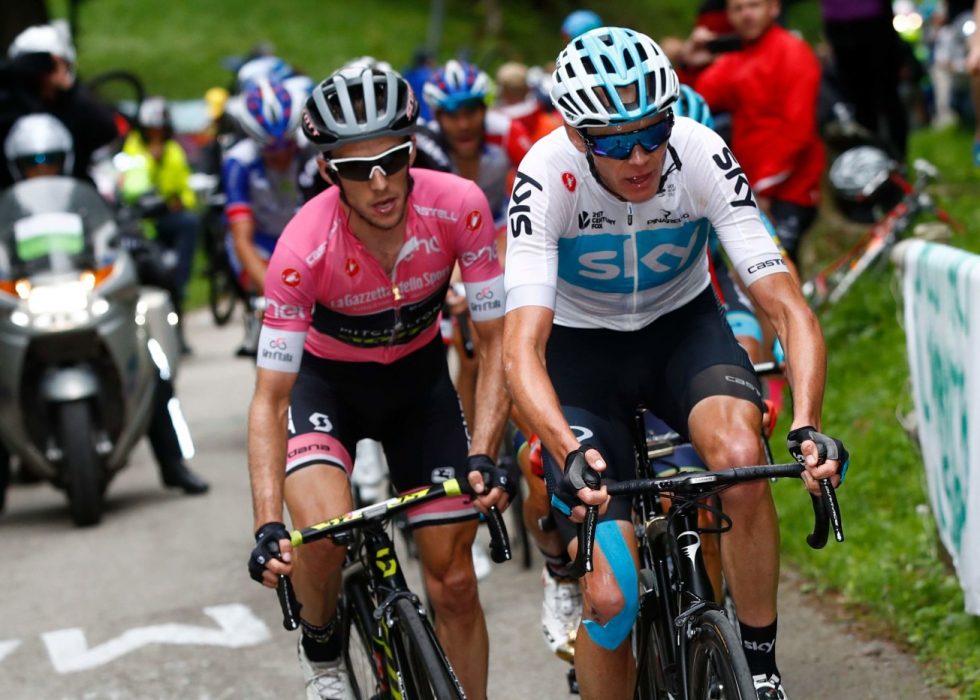 VENTER FREMDELES: Chris Froome proklamerer at ingen har sterkere interesse for at Salbutamol-saken mot ham skal avgjøres enn ham. Her kjemper han mot Simon Yates opp Monte Zoncolan