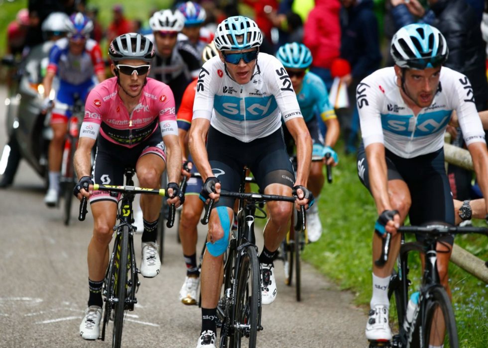 TAPTE HALVPARTEN: Chris Froome gikk kontra og Simon Yates kunne ikke svare på den 18.-etappen i Giro d'Italia. FOTO: / AFP PHOTO / POOL / Tim De WAELE