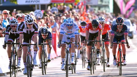 SPURTSLÅTT: Phil Bauhaus (andre fra venstre) kom foran Alexander Kristoff på den siste spurten. Det gjorde også Kristoffer Halvorsen