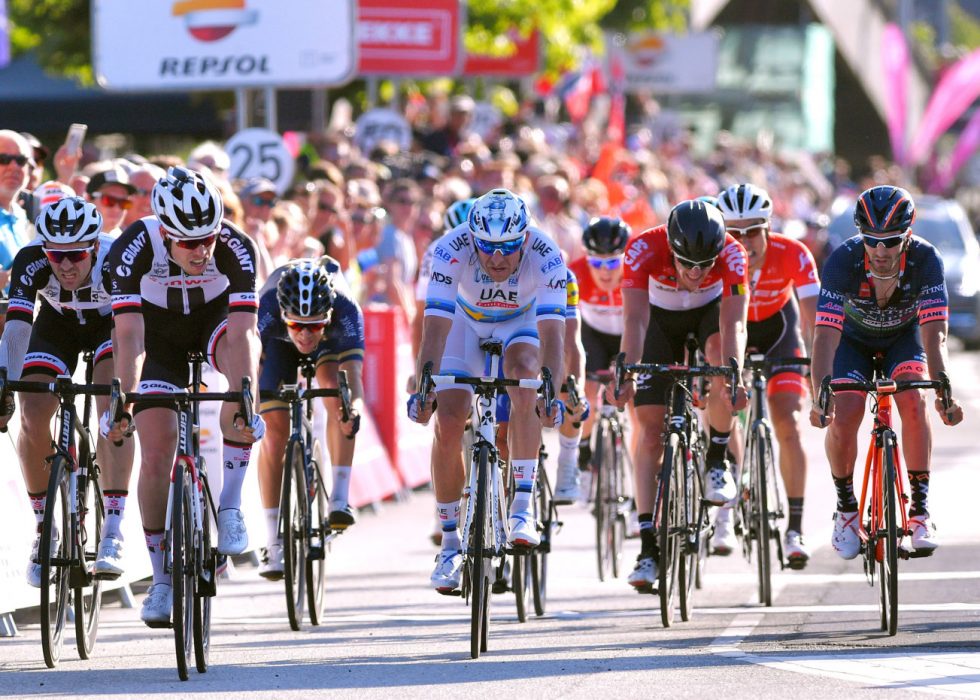 SPURTSLÅTT: Phil Bauhaus (andre fra venstre) kom foran Alexander Kristoff på den siste spurten. Det gjorde også Kristoffer Halvorsen