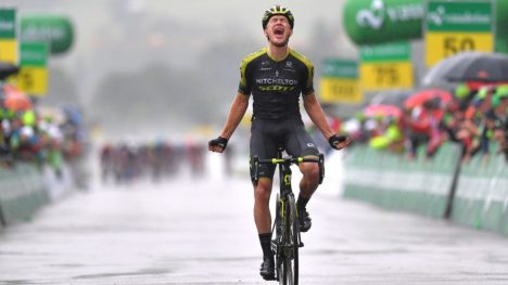 VANT: Etter en lang dag i brudd kunne Chris Juul-Jensen juble for etappeseier i Tour de Suisse. FOTO: Tim de Waele/Getty Images
