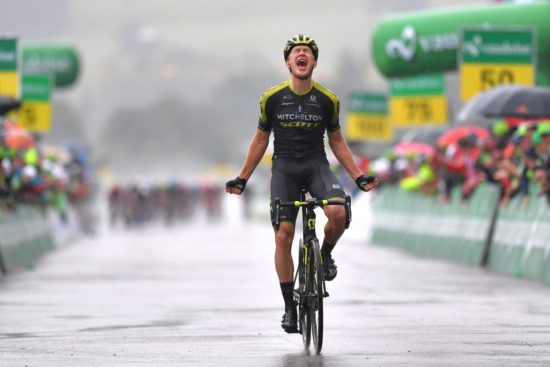VANT: Etter en lang dag i brudd kunne Chris Juul-Jensen juble for etappeseier i Tour de Suisse. FOTO: Tim de Waele/Getty Images