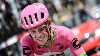 RAUS: Lawson Craddock syklet 100 kilometer med et blod kutt over øyet og en forslått og skadd skulder. Nå gir han 100 dollar til flomskadd velodrom for hver etappe han fullfører i Tour de France. FOTO: AFP/Jeff Pachound