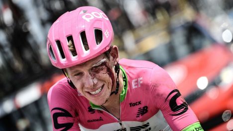 RAUS: Lawson Craddock syklet 100 kilometer med et blod kutt over øyet og en forslått og skadd skulder. Nå gir han 100 dollar til flomskadd velodrom for hver etappe han fullfører i Tour de France. FOTO: AFP/Jeff Pachound