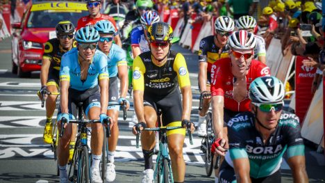 OVER MÅLSTREKEN: Amund Grøndahl Jansen (i sort og gult) trillet rolig over målstreken i La Roche-sur-Yon etter å ha blitt hindret av velt. Foto: Heiko Junge / NTB scanpix