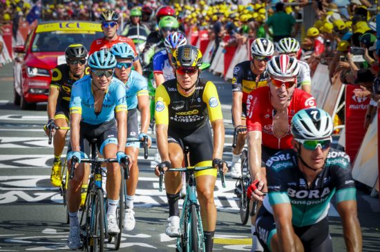 OVER MÅLSTREKEN: Amund Grøndahl Jansen (i sort og gult) trillet rolig over målstreken i La Roche-sur-Yon etter å ha blitt hindret av velt. Foto: Heiko Junge / NTB scanpix