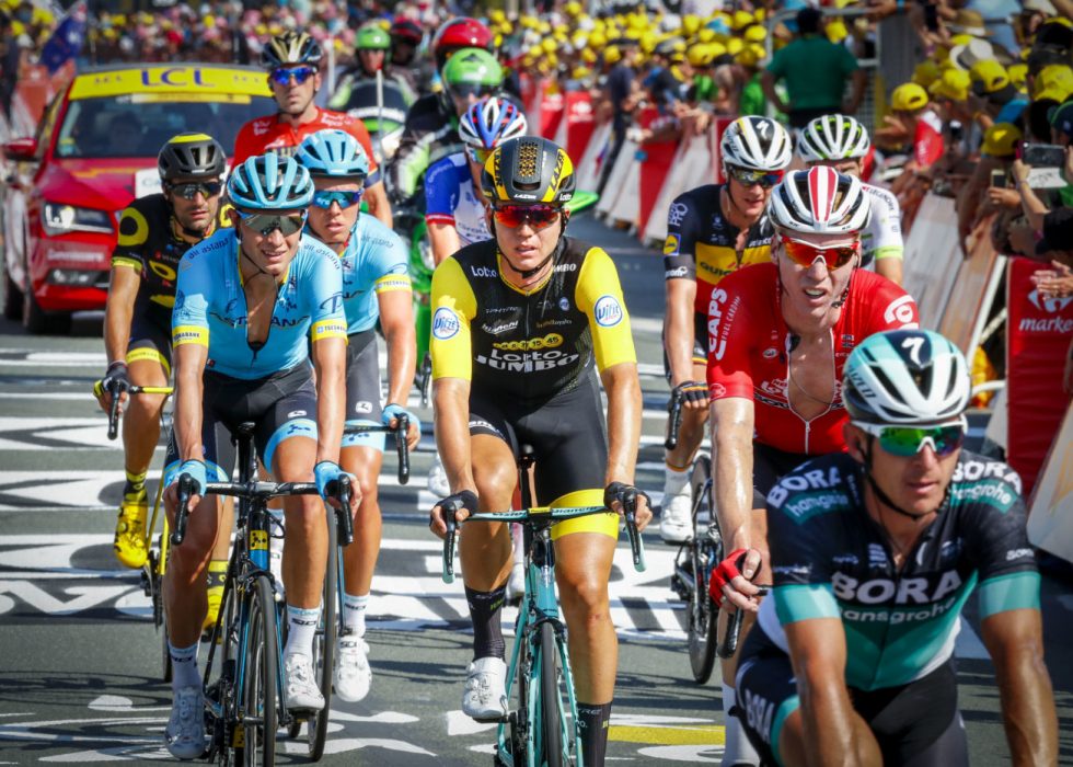 OVER MÅLSTREKEN: Amund Grøndahl Jansen (i sort og gult) trillet rolig over målstreken i La Roche-sur-Yon etter å ha blitt hindret av velt. Foto: Heiko Junge / NTB scanpix