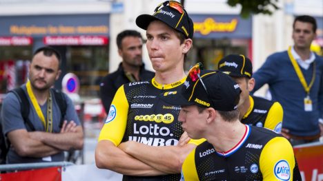 STANG UT: For Amund Gørndahl Jansen og kaptein Dylan Groenewegen (t.h) har Tour de France hatt en trøblete start. Foto: Heiko Junge / NTB scanpix
