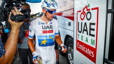 VIL HA MER HJELP: Alexander Kristoff har vært mye alene i hans første sesong som UAE Team Emirates-rytter. Nå vil laget styrke støtten rundt nordmannen. Foto: Heiko Junge / NTB scanpix