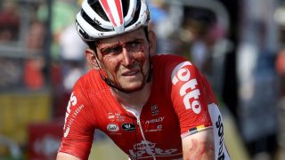 BLODIG OG FORSLÅTT: Det er fremdeles usikkert om Tiesj Benoot kan fortsette Tour de France etter en brutal velt 5 kilometer unna mål under tirsdagens etappe. FOTO: Chris Graythen/Getty Images