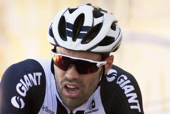 UHELDIG: Tom Dumoulin tapte tid på tourens sjette etappe. Foto: AFP PHOTO / Jeff PACHOUD
