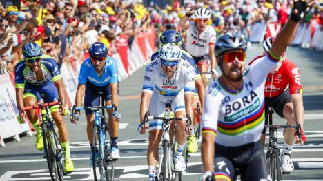 NY KAMP: Kristoff (bak i hvit) ender på femteplass i det slovakiske Peter Sagan løfter hånden i været i mål etter andre etappe i Tour de France i La Roche-sur-Yon søndag. Torsdag venter nye muligheter. Foto: Heiko Junge / NTB scanpix