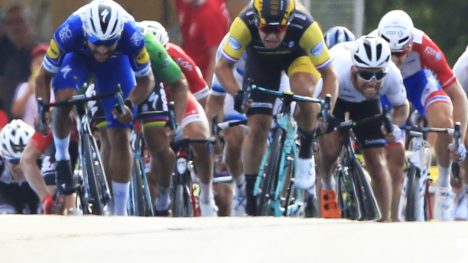 UTE: Fernando Gaviria (til venstre) og Dylan Groenewegen (høyre) er begge ute av årets Tour de France. AP Photo/Peter Dejong)