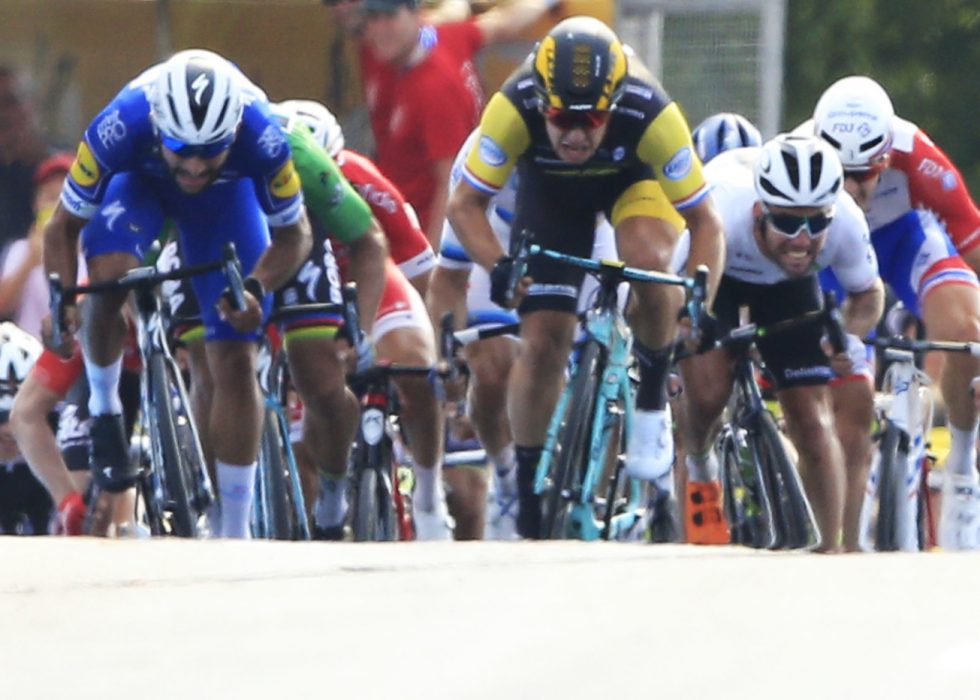 UTE: Fernando Gaviria (til venstre) og Dylan Groenewegen (høyre) er begge ute av årets Tour de France. AP Photo/Peter Dejong)