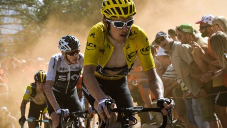 I TET: Etter tolv etapper leder Geraint Thomas (i gult) Tour de France foran lagkompis Chris Froome (bak). Jeff Pachoud/Pool via REUTERS