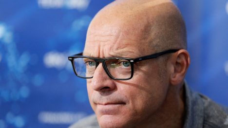 IRRITERT: Dave Brailsford er lite fornøyd med måten franske sykkelfans behandler Team Sky. Foto: REUTERS/Regis Duvignau