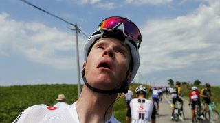 VONDT I ØYNENE: Chris Froome var en av mange ryttere som fikk pepperspray blåst inn i øynene på den 16. etappen. Foto: AP Photo/Peter Dejong