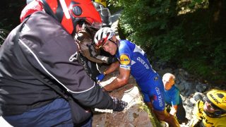 KLATRET OPP: Philippe Gilbert veltet stygt på tourens 16. etappe. Foto: Tim de Waele/Getty Images