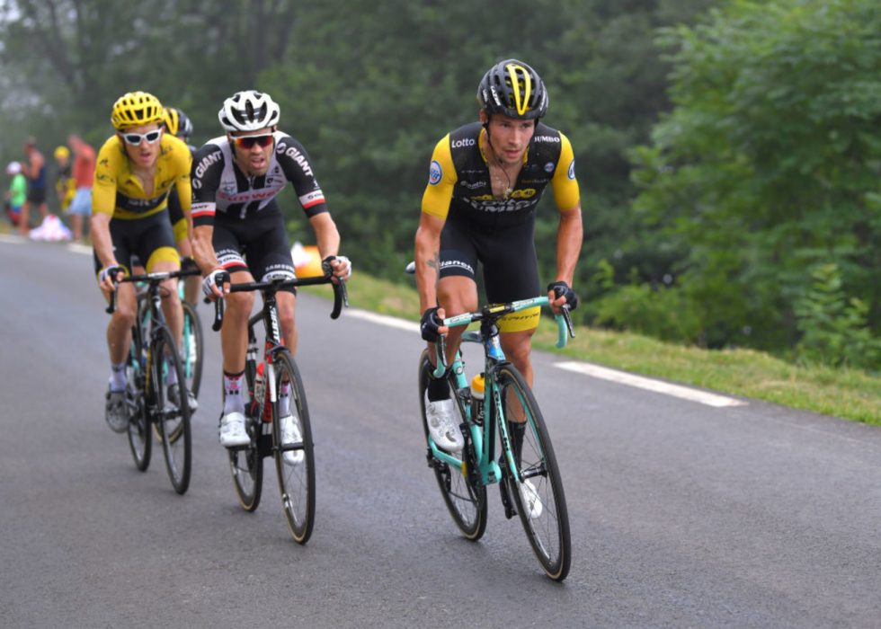 MÅTTE GI LUKE: Tom Dumoulin hang på Primoz Roglic som en klegg i utforkjøringen