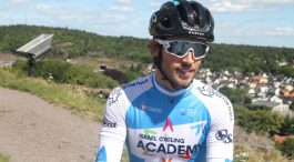 IKKE BARE BLID: Sondre Holst Enger mente det var en katastrofe at en gruppe på 25 mann slet seg løs i Arctic Race og at Israel Cycling Academy ikke klarte å plassere én eneste rytter der. FOTO: Jarle Fredagsvik