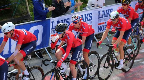 STORE UTSKIFTNINGER: Deler av Norges VM-lag under fellesstarten i Bergen i fjor. Fra det laget er August Jensen