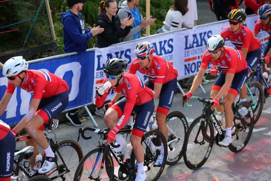 STORE UTSKIFTNINGER: Deler av Norges VM-lag under fellesstarten i Bergen i fjor. Fra det laget er August Jensen