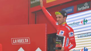 ØKTE LEDELSEN: Simon Yates har begynt å koble grepet om den røde ledertrøya. Foto: Tim de Waele/Getty Images