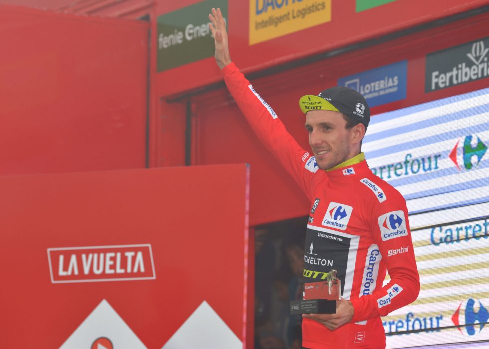 ØKTE LEDELSEN: Simon Yates har begynt å koble grepet om den røde ledertrøya. Foto: Tim de Waele/Getty Images