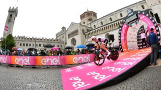 BAKKEAVSLUTNING: Rytterne får en tøff utfordring på den 9. etappen. FOTO: RCS Sport