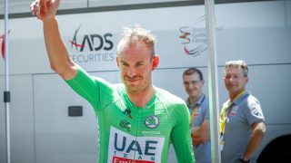 HVA NÅ? Alexander Kristoff hilser på fansen like før lagtempo starten på tredje etappe i Tour de France i Cholet mandag.