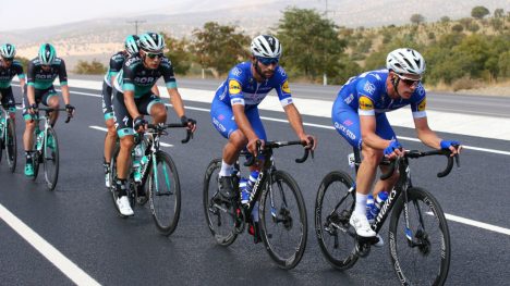 - I SAMTALER MED ANDRE: Patrick Lefevere kan ikke garantere at spurtstjernen Fernando Gaviria blir værende innenfor lagets rekker i 2019. FOTO: Getty Images/Tim De Waele