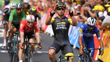 SPURTSTJERNE: Dylan Groenewegen (LottoNL-Jumbo) spurtet til seier på to Tour de France-etapper i sommer. Neste sesong vil en norsk logo pryde brystet hans i verdens største sykkelritt. FOTO: Tim de Waele/Getty Images