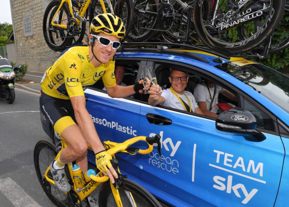LANG KONTRAKT: Og derfor mener flere at Dave Brailsford (i bilen) alt har en plan B for Tour de France-vinner Geraint Thomas og de andre stjernene i det britiske gigantprosjektet. FOTO: Tim De Waele/Getty Images