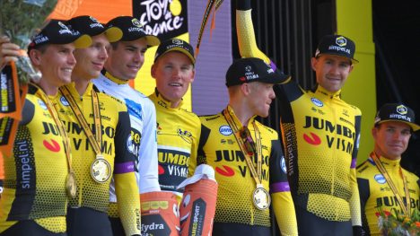 NY SEIER: Grøndahl Jansen og Jumbo-Visma på podiet etter lagets andre seier på like mange dager i Tour de France. FOTO: Getty Images.