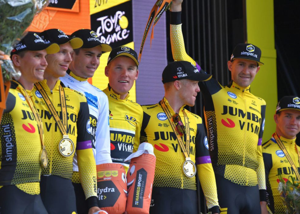 NY SEIER: Grøndahl Jansen og Jumbo-Visma på podiet etter lagets andre seier på like mange dager i Tour de France. FOTO: Getty Images.
